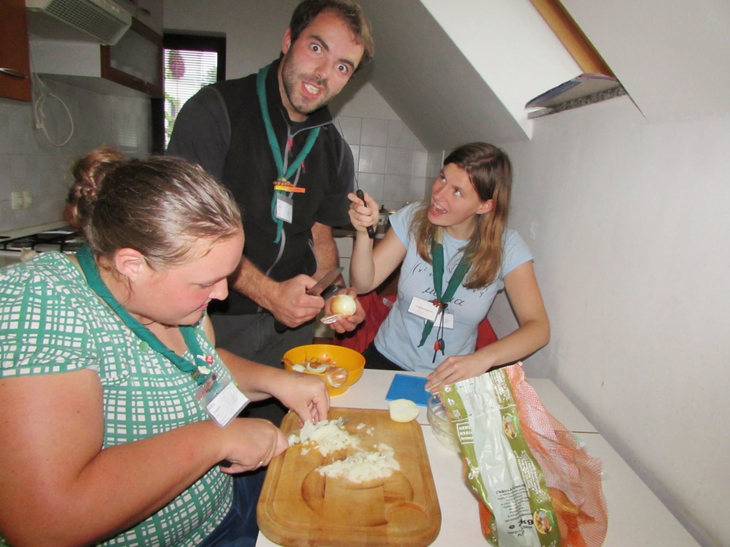 Naši pridni tehnični med kuhanjem