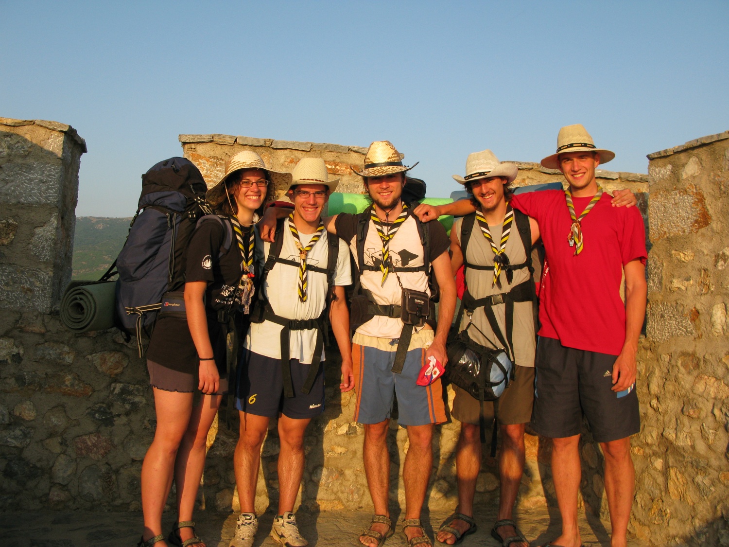 Rok (v rdeči majici) na potovalnem taboru po Makedoniji (2012)