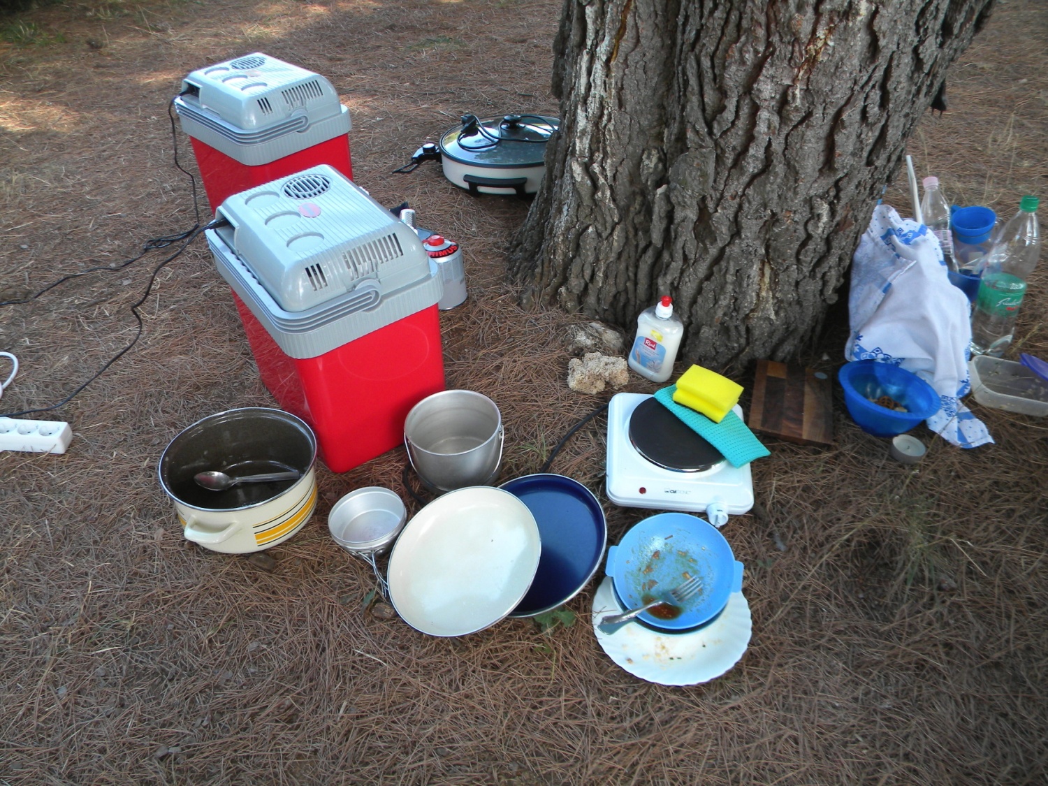 tihožitje za razmetano posodo