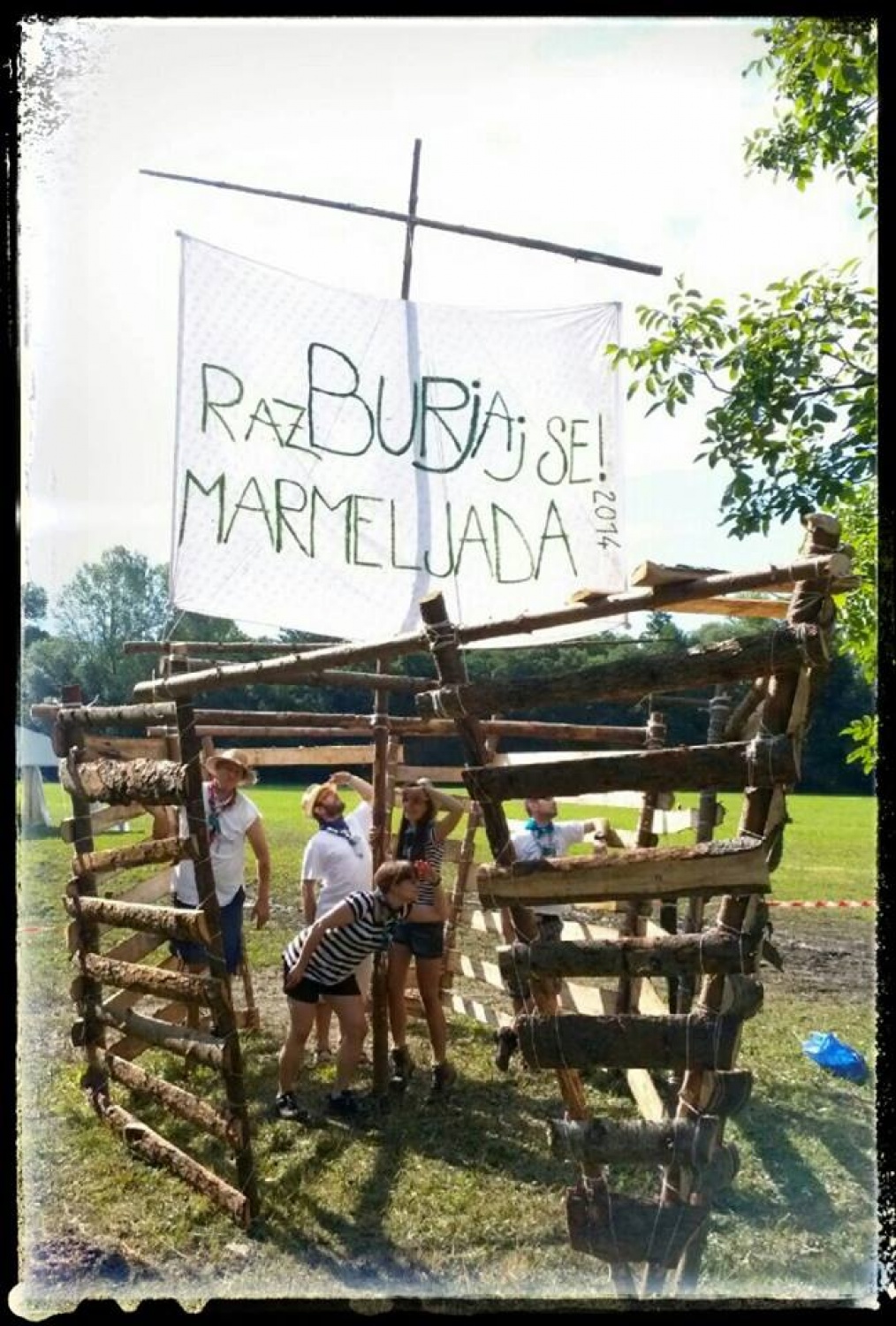 posadka na krovu čaka potnike