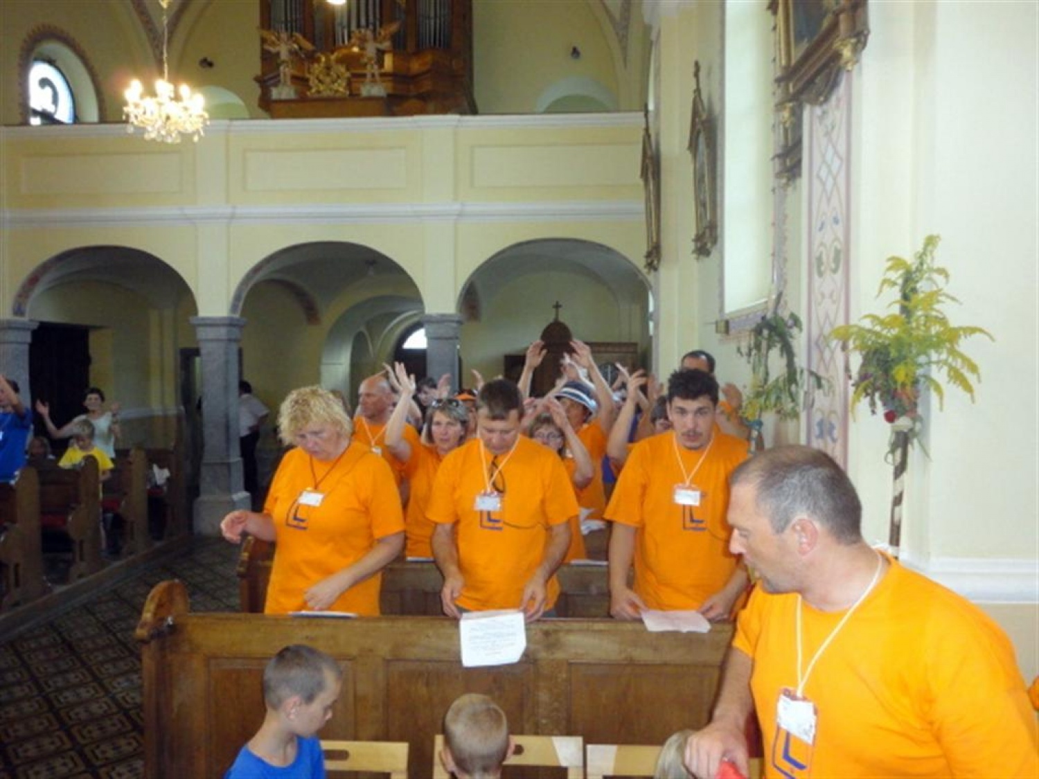 Na letošnjem taboru odraslih skavtinj in skavtov "Veter v jadra", so se spletle marsikatere vezi in ena od teh je bilo tudi povabilo Nevenke in Metke iz BOKSS Ribnica – Dolenja vas: "Naši mladi pripravljajo že vrsto let konec avgusta nekaj posebnega za odrasle – Oratorij Plus. Dogodek, ki je edinstven v Sloveniji, se nama zdi odličen in je vreden ogleda!" Pa sva šla ...