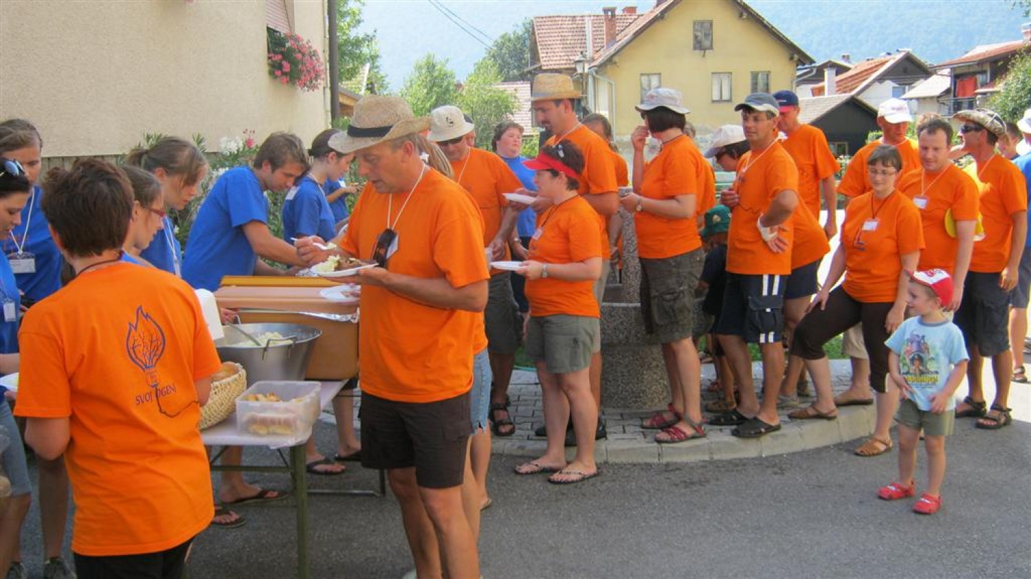 Na letošnjem taboru odraslih skavtinj in skavtov "Veter v jadra", so se spletle marsikatere vezi in ena od teh je bilo tudi povabilo Nevenke in Metke iz BOKSS Ribnica – Dolenja vas: "Naši mladi pripravljajo že vrsto let konec avgusta nekaj posebnega za odrasle – Oratorij Plus. Dogodek, ki je edinstven v Sloveniji, se nama zdi odličen in je vreden ogleda!" Pa sva šla ...