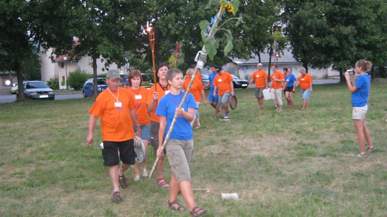 Na letošnjem taboru odraslih skavtinj in skavtov "Veter v jadra", so se spletle marsikatere vezi in ena od teh je bilo tudi povabilo Nevenke in Metke iz BOKSS Ribnica – Dolenja vas: "Naši mladi pripravljajo že vrsto let konec avgusta nekaj posebnega za odrasle – Oratorij Plus. Dogodek, ki je edinstven v Sloveniji, se nama zdi odličen in je vreden ogleda!" Pa sva šla ...