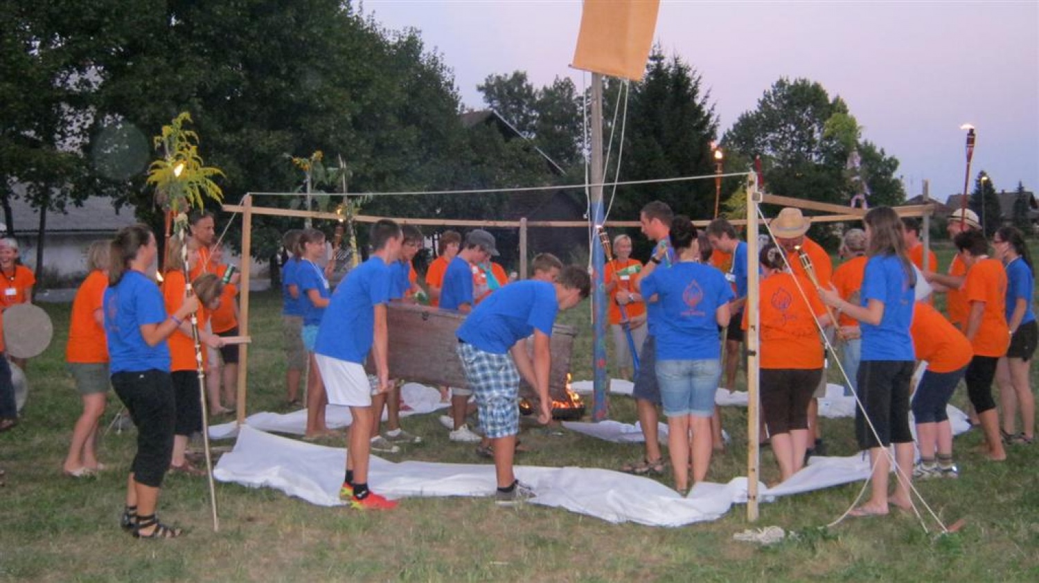 Na letošnjem taboru odraslih skavtinj in skavtov "Veter v jadra", so se spletle marsikatere vezi in ena od teh je bilo tudi povabilo Nevenke in Metke iz BOKSS Ribnica – Dolenja vas: "Naši mladi pripravljajo že vrsto let konec avgusta nekaj posebnega za odrasle – Oratorij Plus. Dogodek, ki je edinstven v Sloveniji, se nama zdi odličen in je vreden ogleda!" Pa sva šla ...