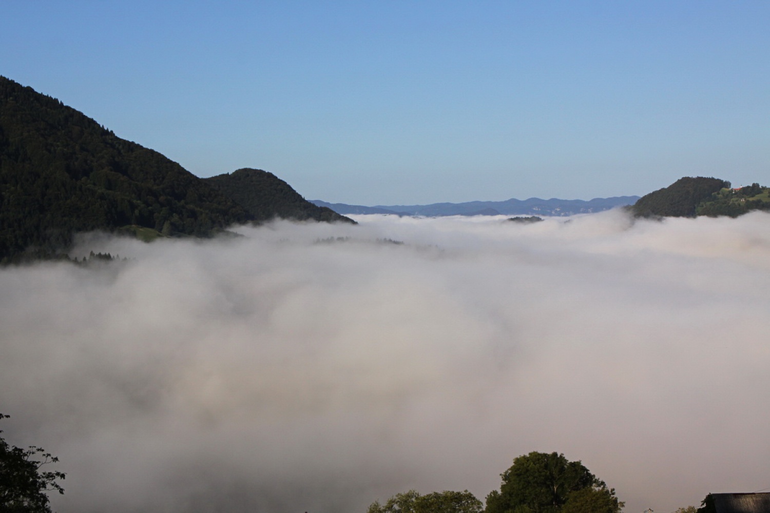 Cerkno se še skriva pod meglo