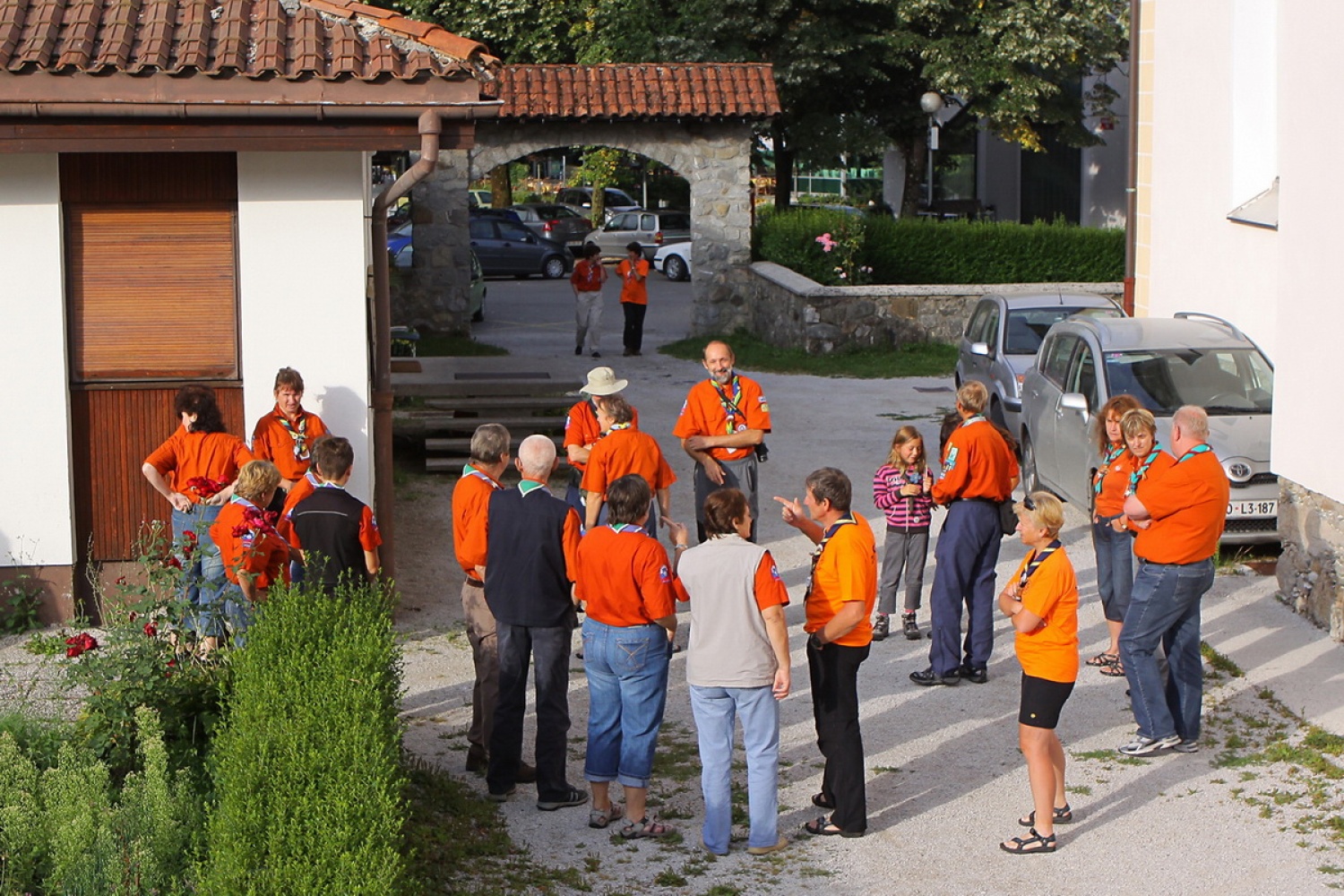 Zbiranje pred župniščem