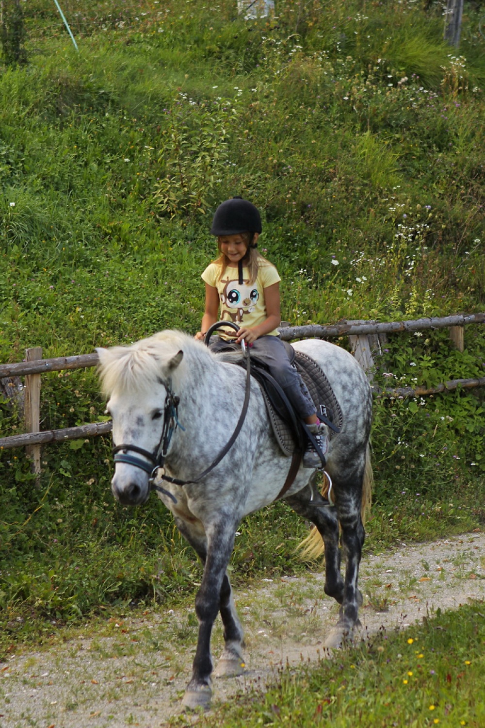 Anita se je prva preizkusila v jahanju.