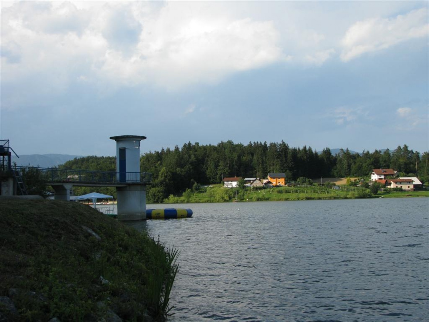 Ob Šmartinskem jezeru pri Celju so trenerji Skavtske akademije ZBOKSS načrtovali nadaljevanje programa. Rezervirajte si jesenske termine.