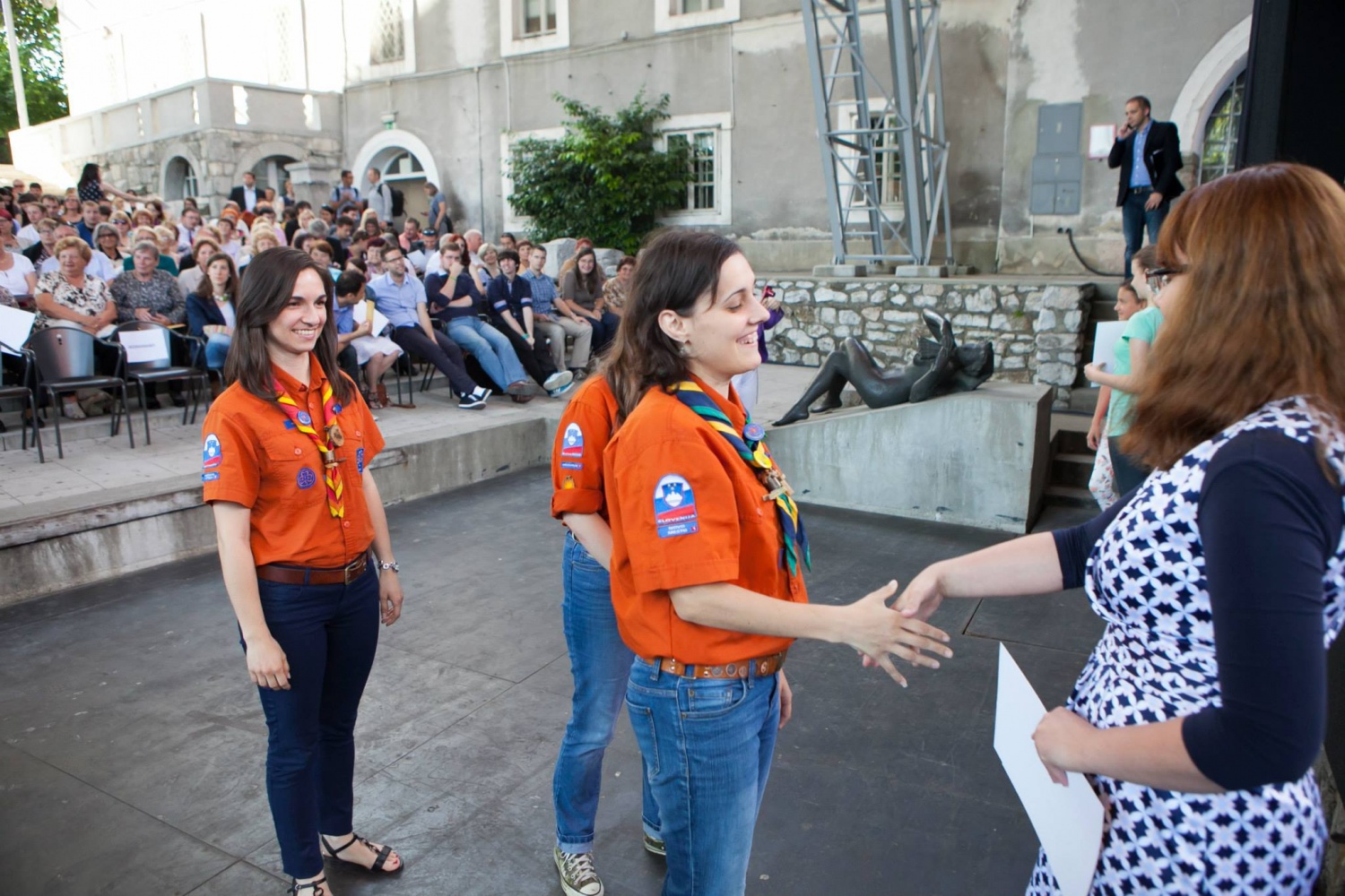 Predstavnice vodji Tabora družin ob prejemu priznanja