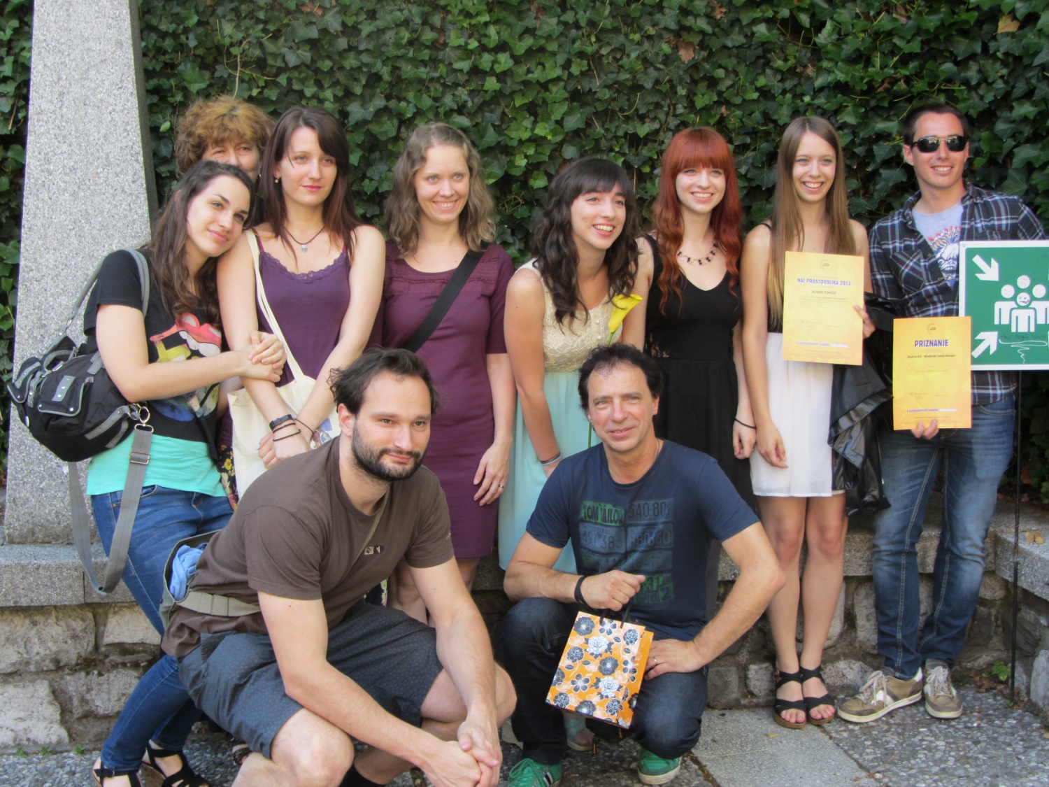 Člani Mladinskega centra Mengeš z nagrajenko