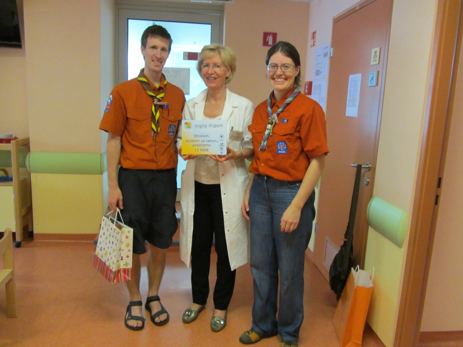 Luč miru iz Betlehema za pomoč otrokom z rakom