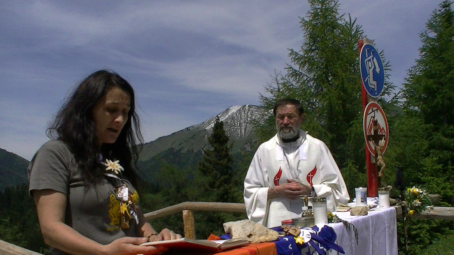 Karmen bere drugo berilo