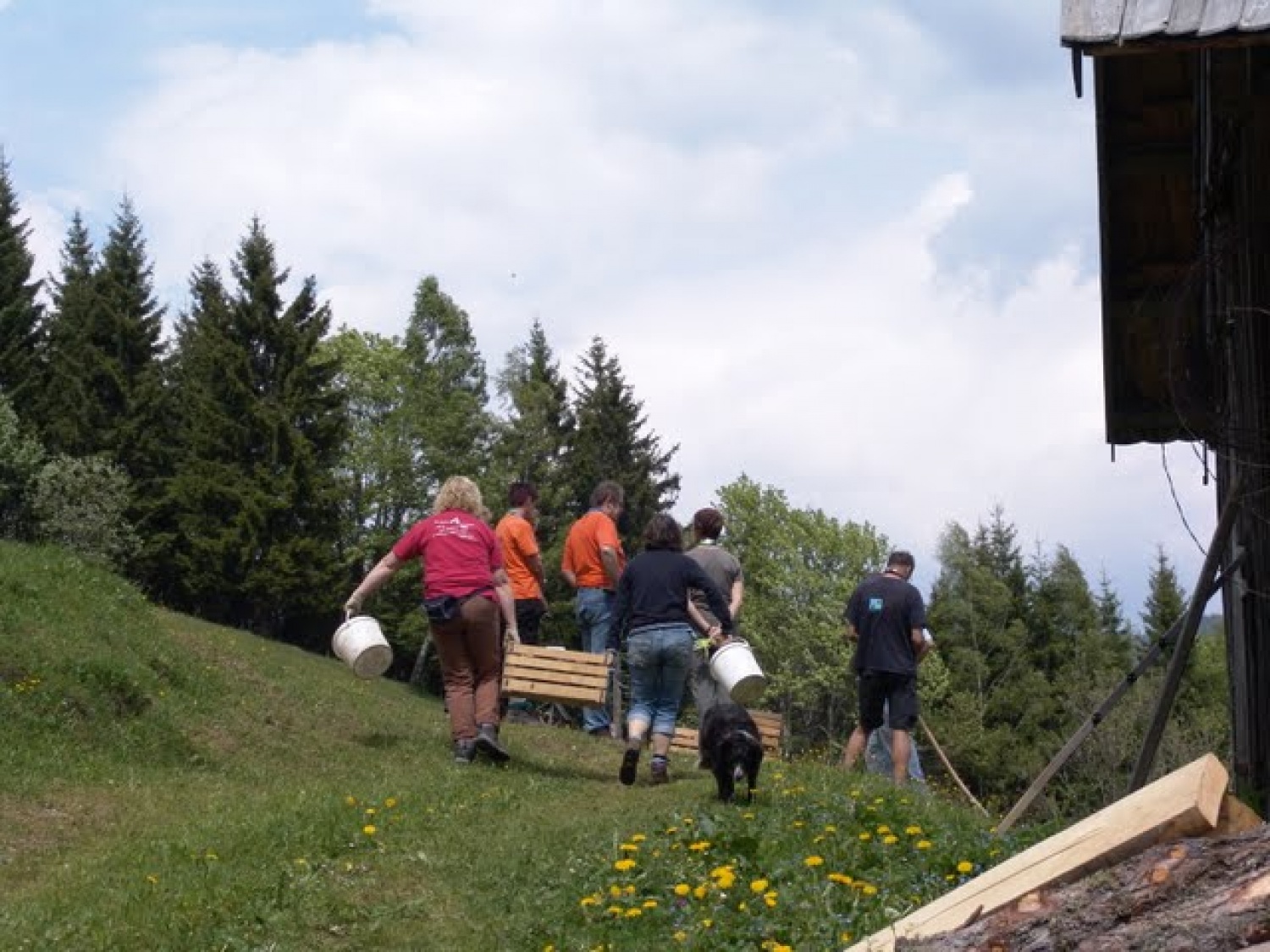 Prelepe tri dni nam je podaril Gospod. Nekaj treme zaradi izpitov in predstavljanja projektov za začetek, duhovno bogato puščavo, služenje na Matkovem in lep deževen dan za konec.