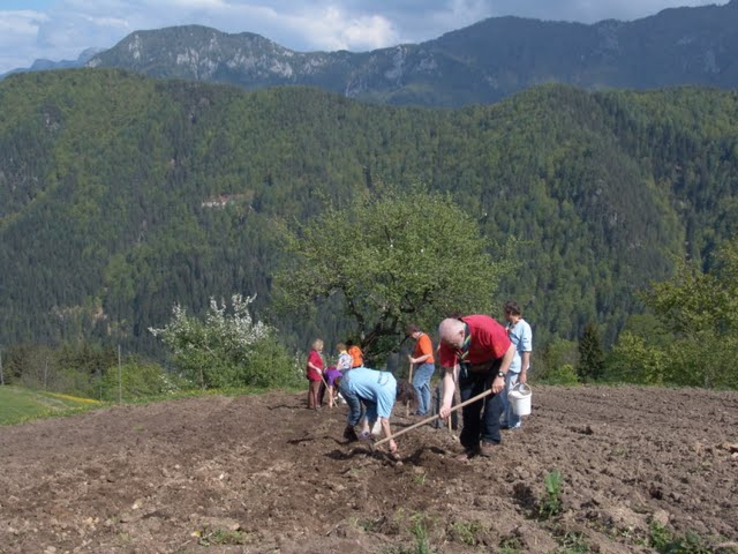 Prelepe tri dni nam je podaril Gospod. Nekaj treme zaradi izpitov in predstavljanja projektov za začetek, duhovno bogato puščavo, služenje na Matkovem in lep deževen dan za konec.