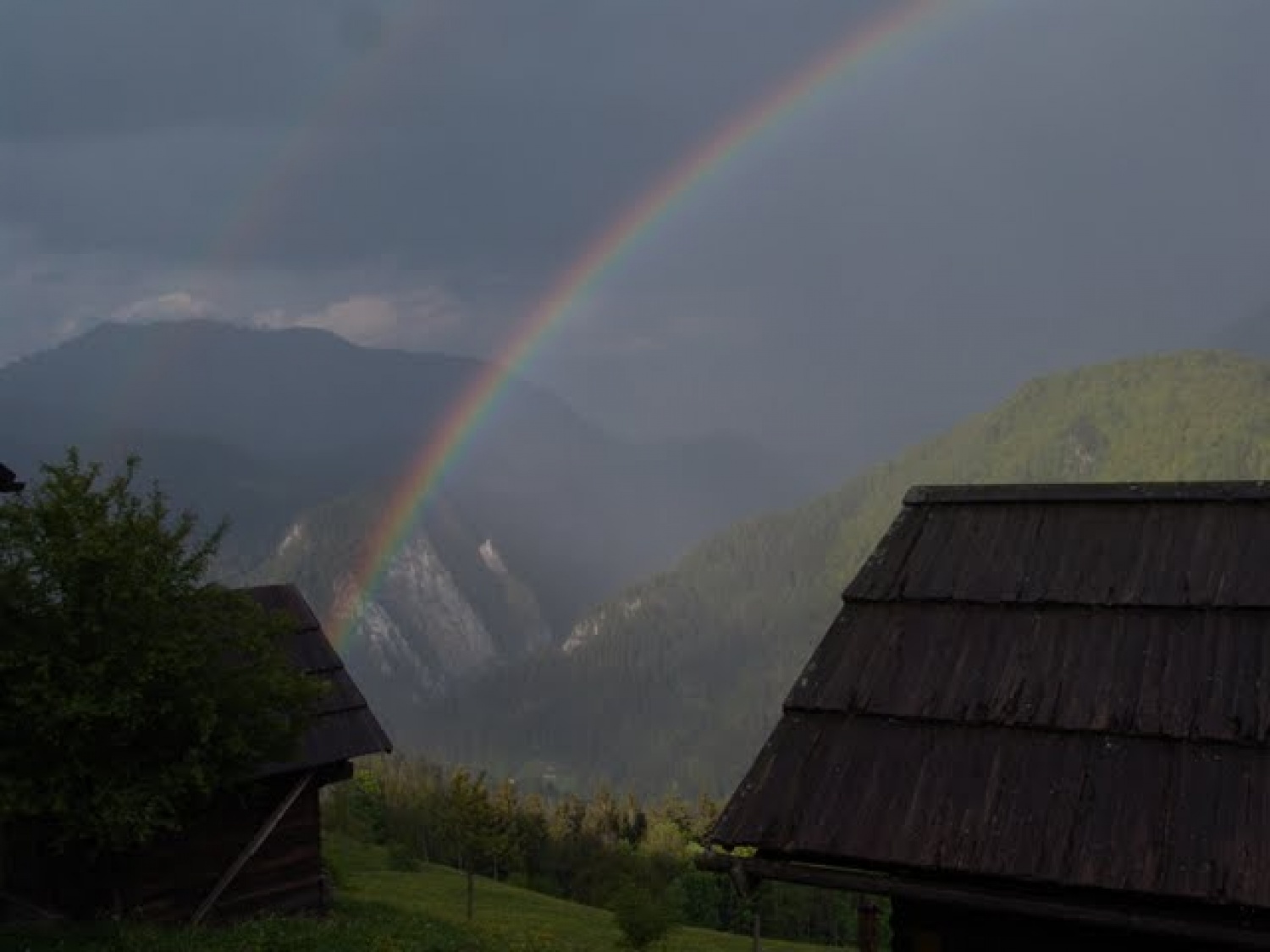 Prelepe tri dni nam je podaril Gospod. Nekaj treme zaradi izpitov in predstavljanja projektov za začetek, duhovno bogato puščavo, služenje na Matkovem in lep deževen dan za konec.