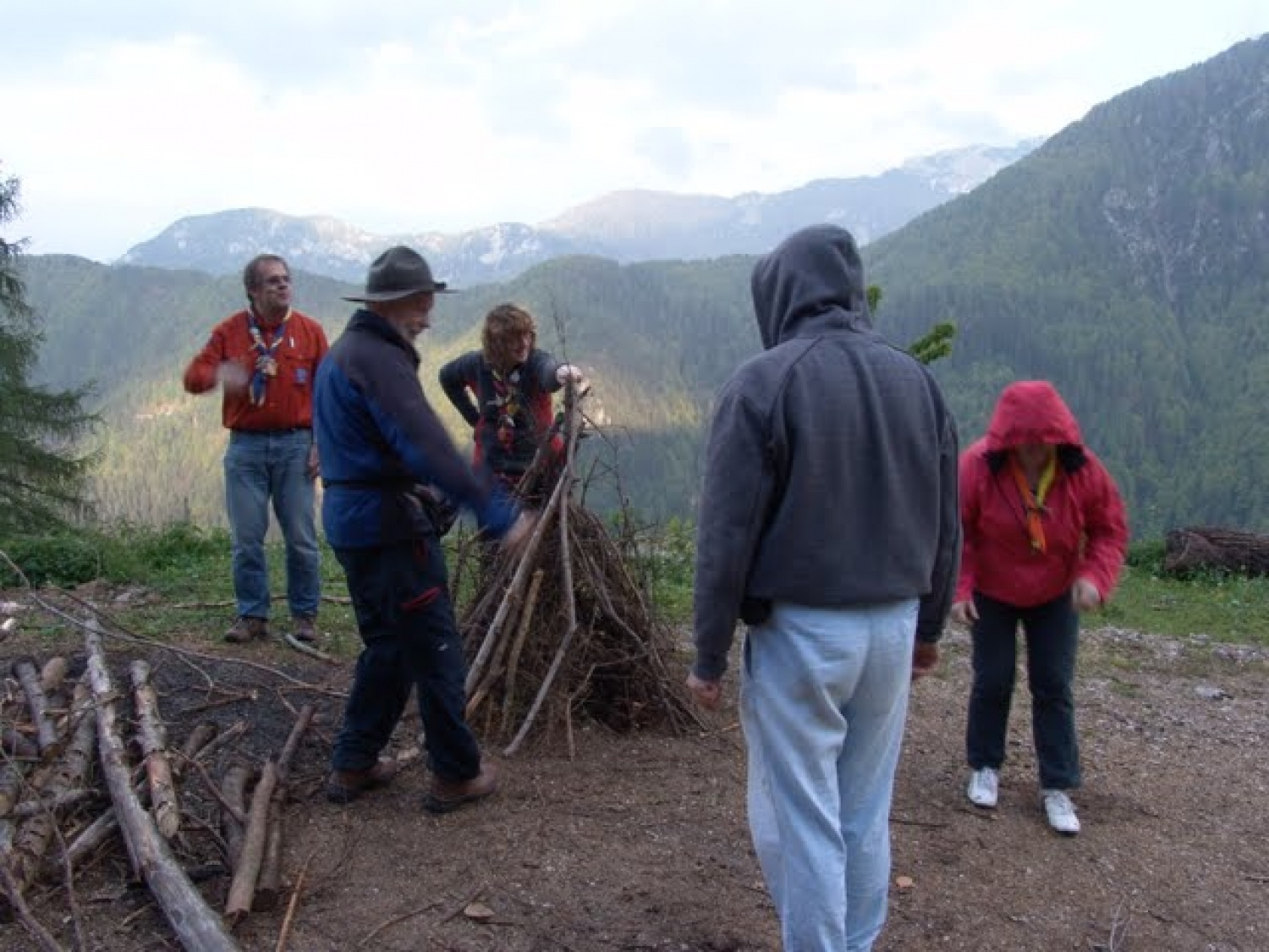 Prelepe tri dni nam je podaril Gospod. Nekaj treme zaradi izpitov in predstavljanja projektov za začetek, duhovno bogato puščavo, služenje na Matkovem in lep deževen dan za konec.