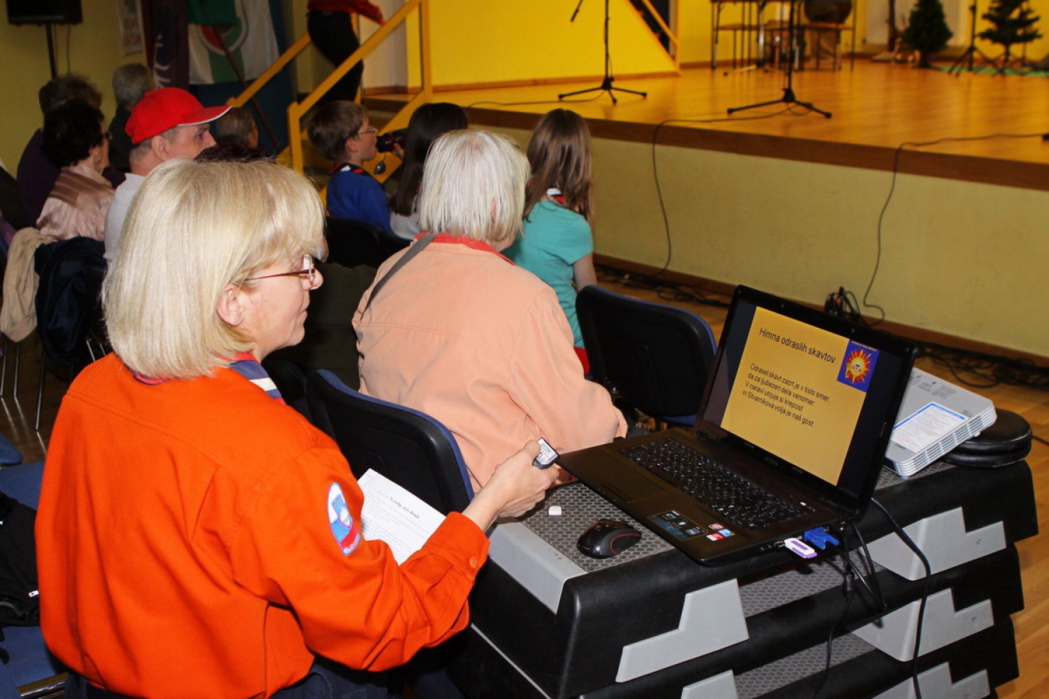 Marinka je skrbela za video projekcijo