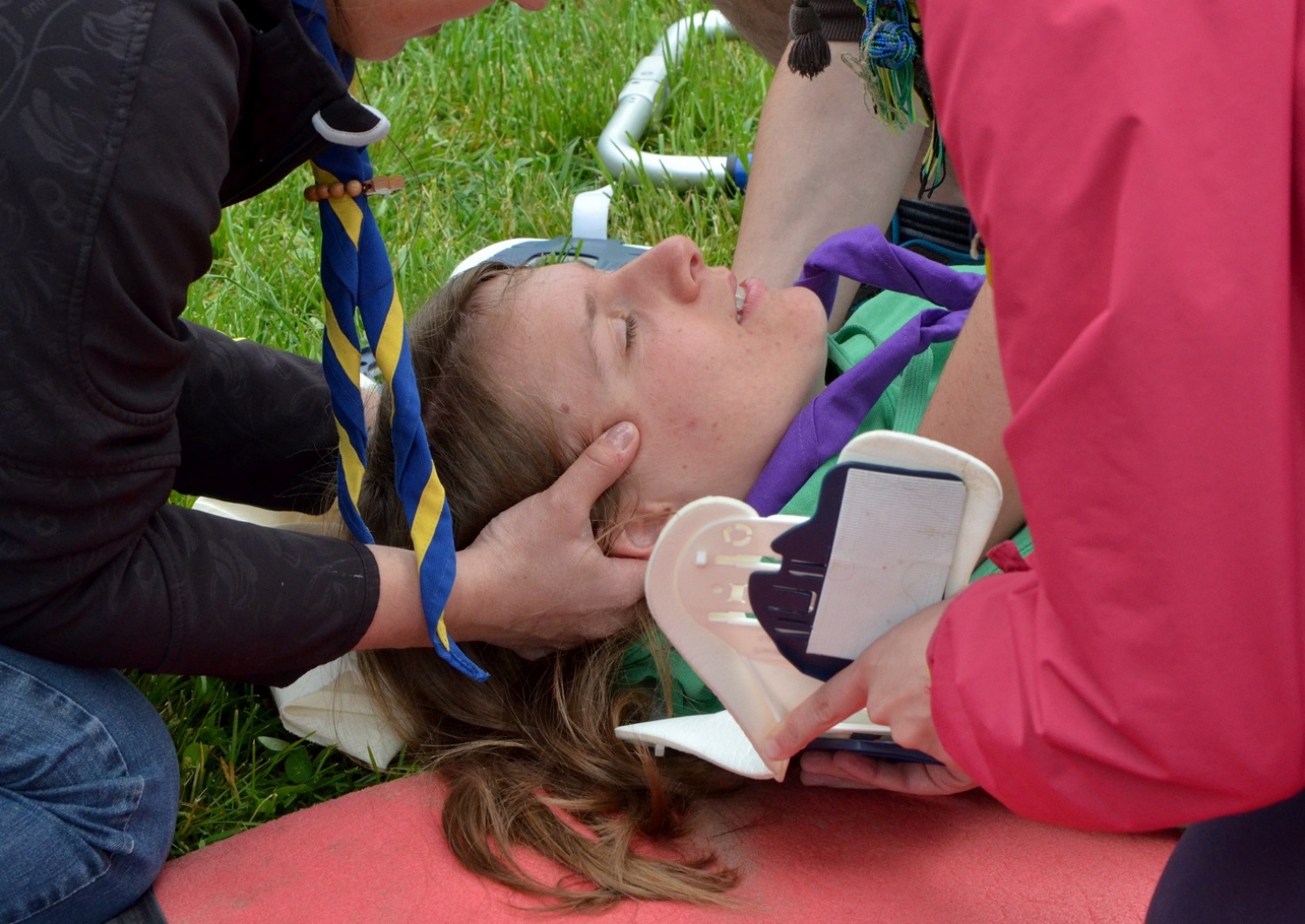 Zajemalna nosila imobilizirajo hrbtenico