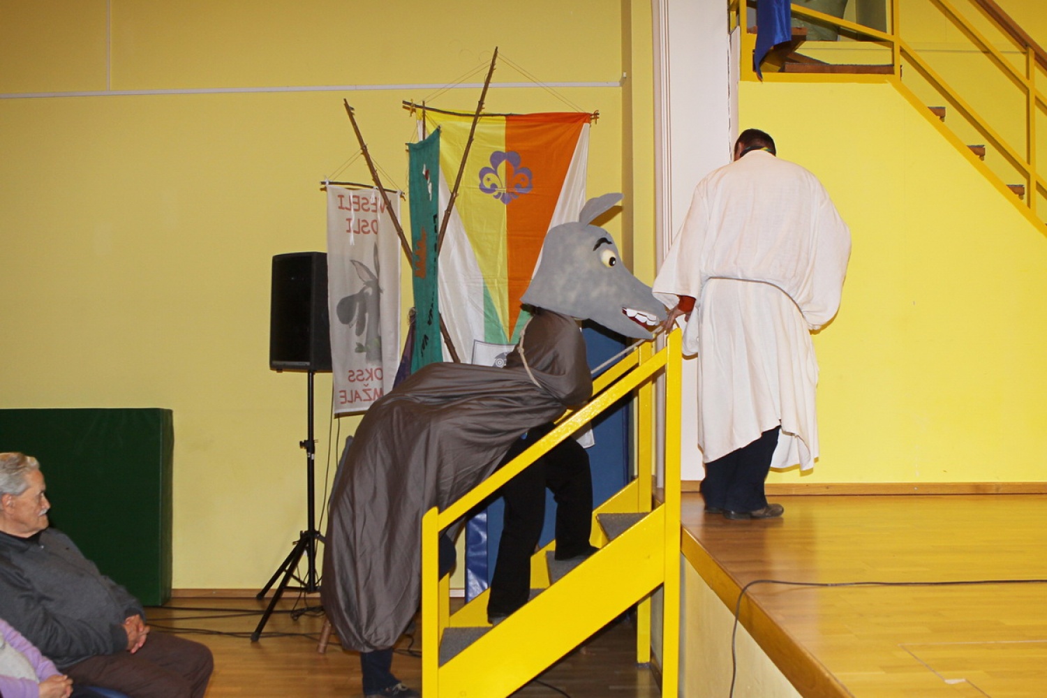 Domžalskega osla so pripeljali na oder.