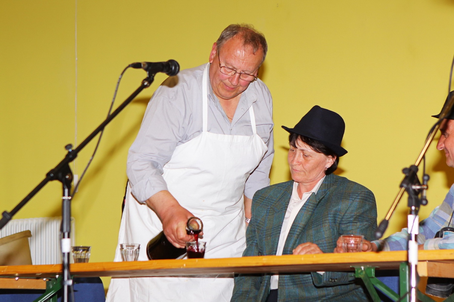 Grosupeljčani v gostilni pri Obrščaku.