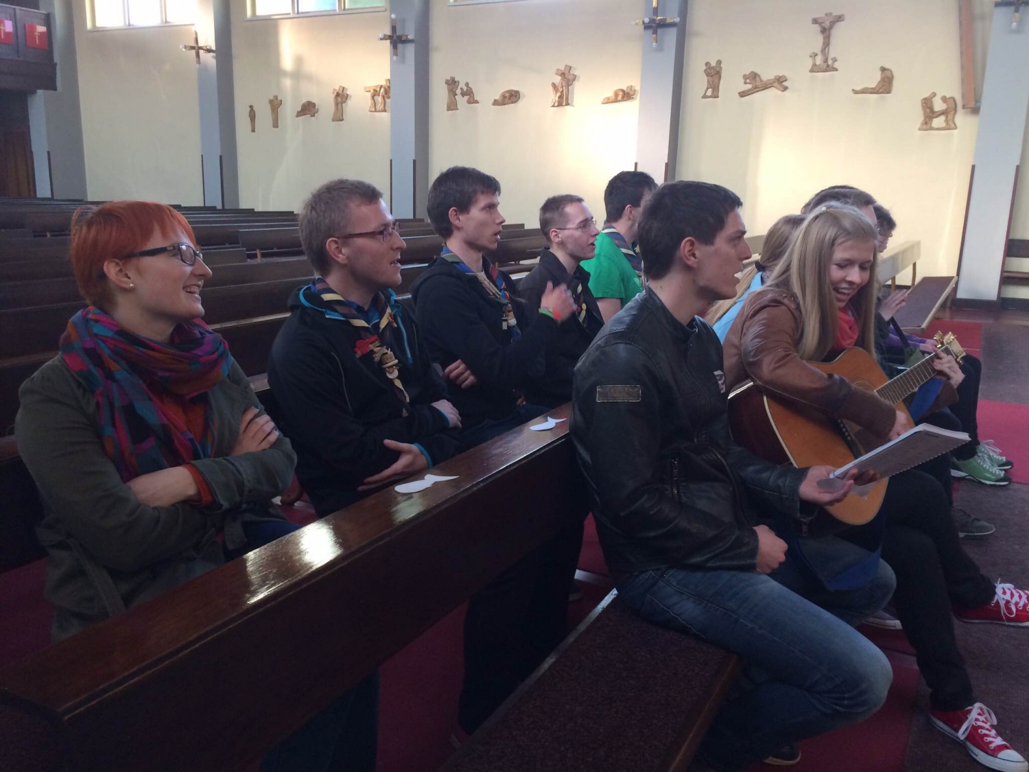 Razmišljanje v cerkvi.