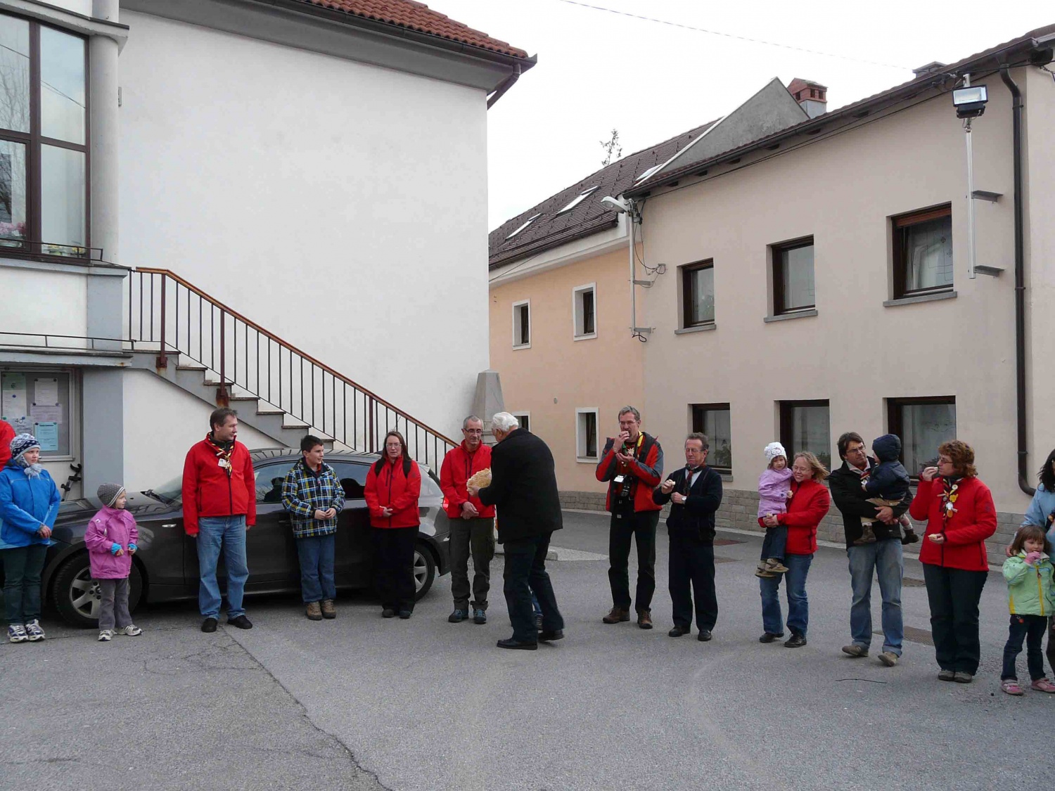 LOMLJENJE KRUHA IN DELITEV