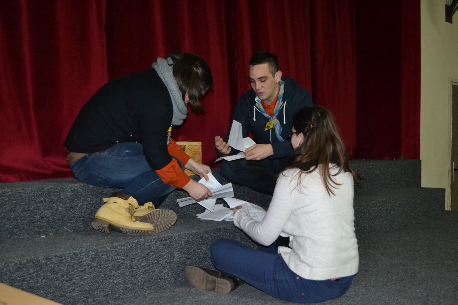 Volilna komisija pri delu.