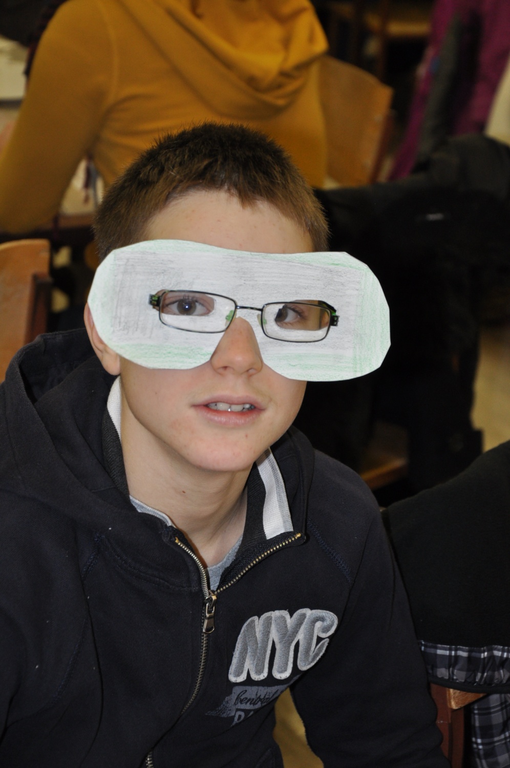 Izdelali smo si maske in skozi njih pogledali drugače