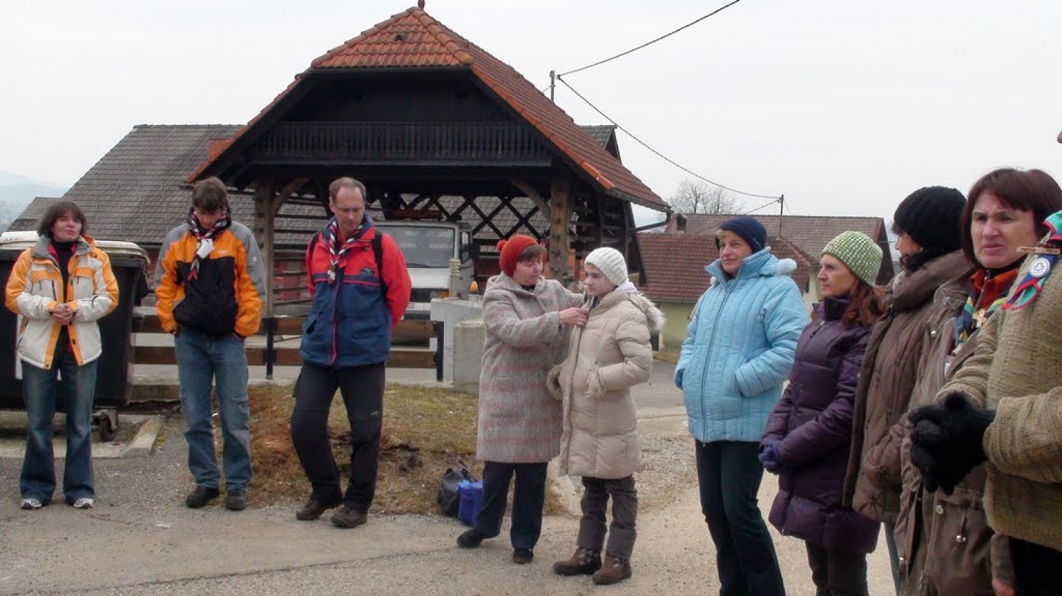 Kkavtska akademija super zamisel. Zakaj? Ne samo zato, da se bodo ukaželjni še bolj poučili o skavstvu in vodenju, pač pa tudi zato, ker se brez akademije ne bi zgodilo to kar smo doživeli v soboto. Dva projekta: tehničnega v obliki dveh sončnih elektrarn in kulturnega v obliki učenja ljudske glasbe in plesa.