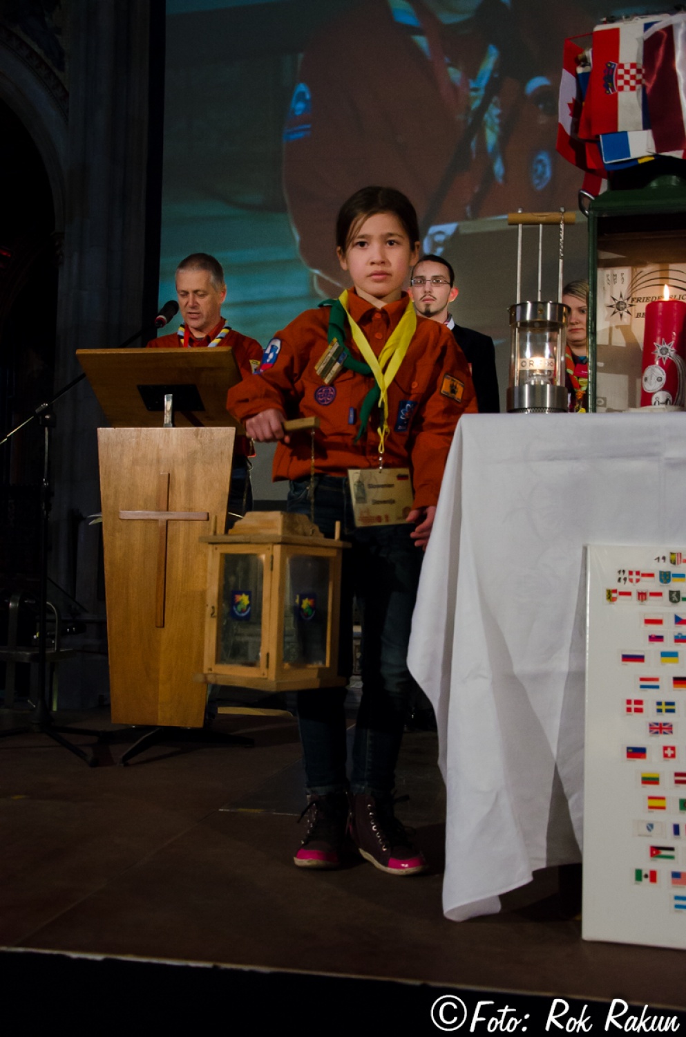 Luč miru iz Betlehema že v rokah slovenske delegacije