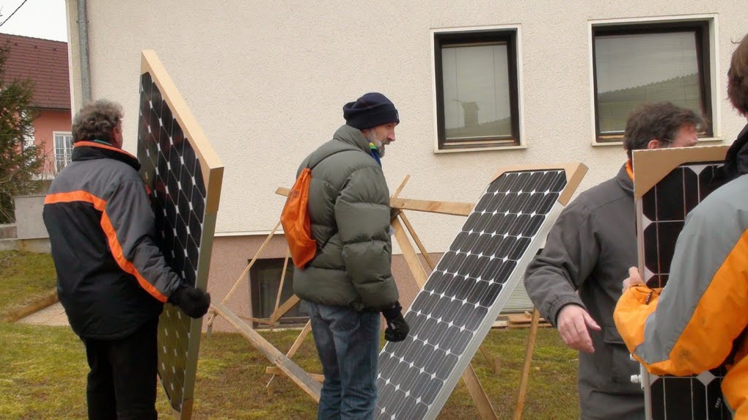 Kkavtska akademija super zamisel. Zakaj? Ne samo zato, da se bodo ukaželjni še bolj poučili o skavstvu in vodenju, pač pa tudi zato, ker se brez akademije ne bi zgodilo to kar smo doživeli v soboto. Dva projekta: tehničnega v obliki dveh sončnih elektrarn in kulturnega v obliki učenja ljudske glasbe in plesa.