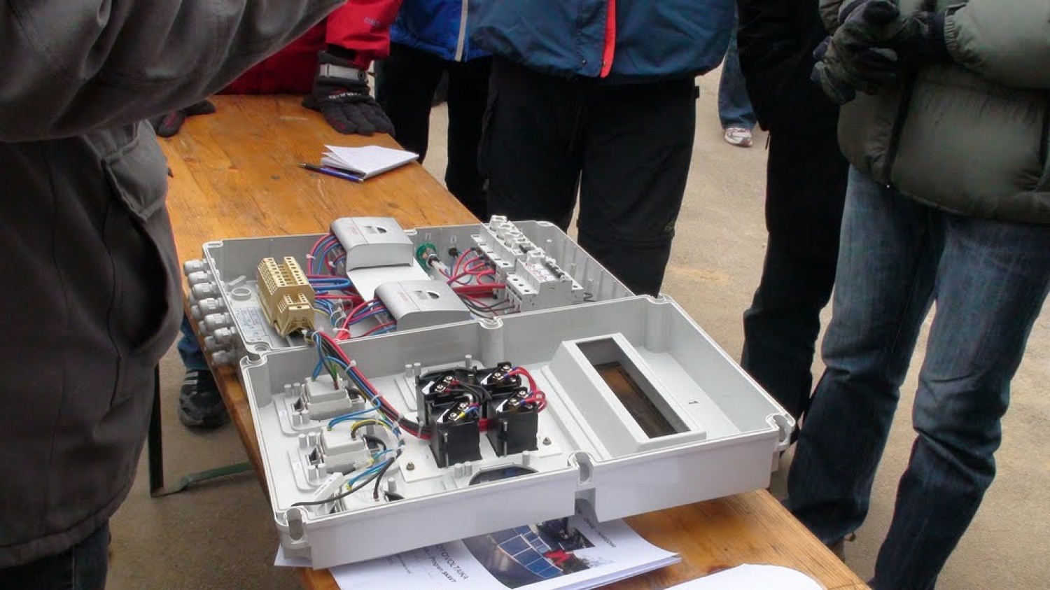 Kkavtska akademija super zamisel. Zakaj? Ne samo zato, da se bodo ukaželjni še bolj poučili o skavstvu in vodenju, pač pa tudi zato, ker se brez akademije ne bi zgodilo to kar smo doživeli v soboto. Dva projekta: tehničnega v obliki dveh sončnih elektrarn in kulturnega v obliki učenja ljudske glasbe in plesa.