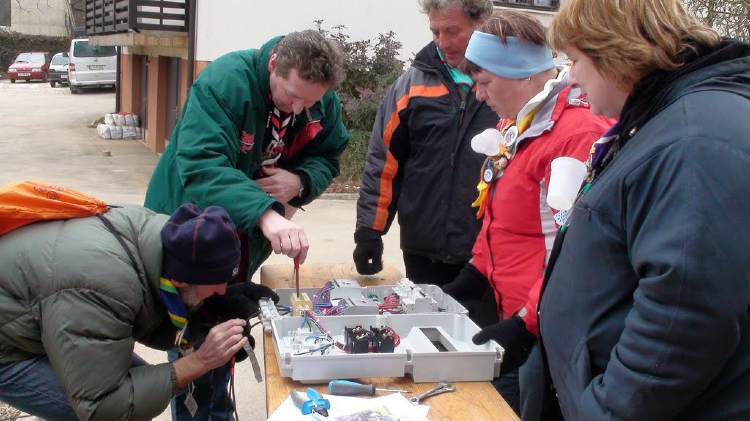 Kkavtska akademija super zamisel. Zakaj? Ne samo zato, da se bodo ukaželjni še bolj poučili o skavstvu in vodenju, pač pa tudi zato, ker se brez akademije ne bi zgodilo to kar smo doživeli v soboto. Dva projekta: tehničnega v obliki dveh sončnih elektrarn in kulturnega v obliki učenja ljudske glasbe in plesa.