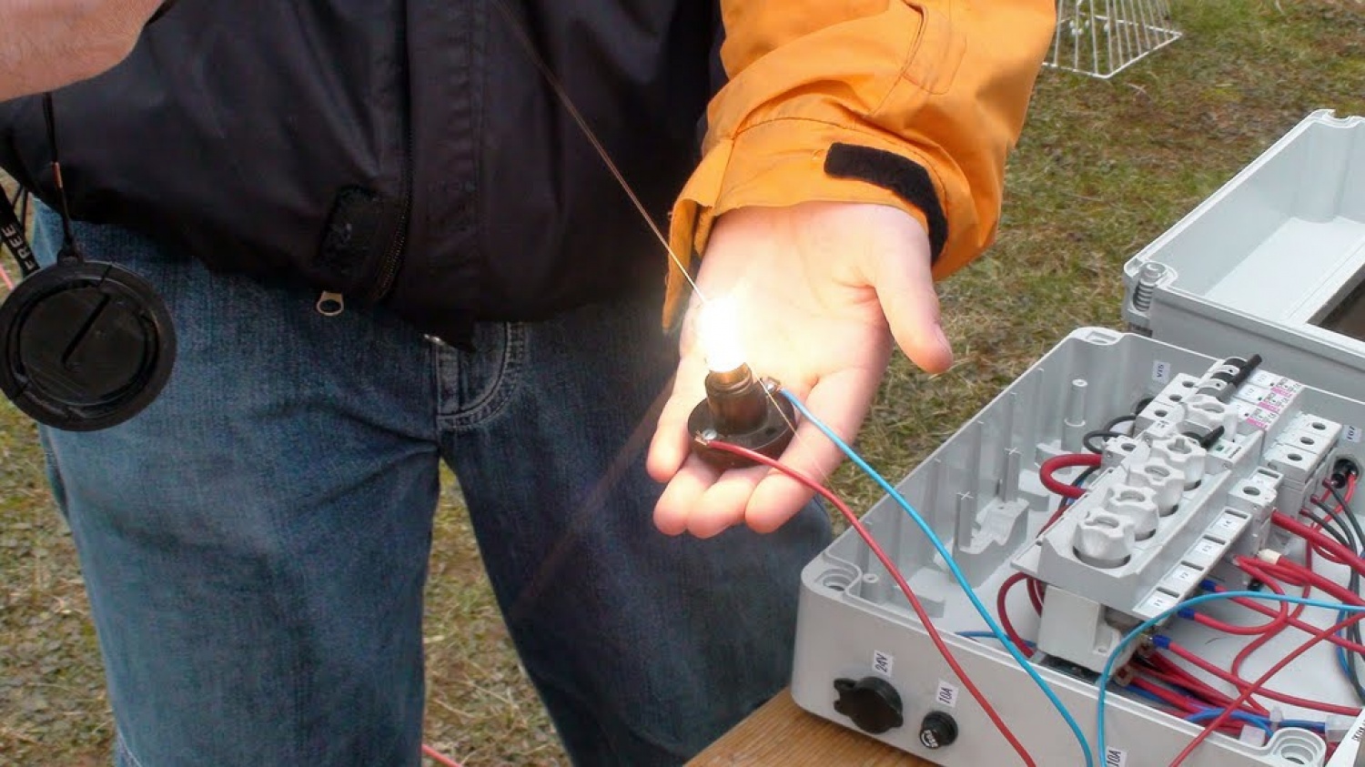 Kkavtska akademija super zamisel. Zakaj? Ne samo zato, da se bodo ukaželjni še bolj poučili o skavstvu in vodenju, pač pa tudi zato, ker se brez akademije ne bi zgodilo to kar smo doživeli v soboto. Dva projekta: tehničnega v obliki dveh sončnih elektrarn in kulturnega v obliki učenja ljudske glasbe in plesa.