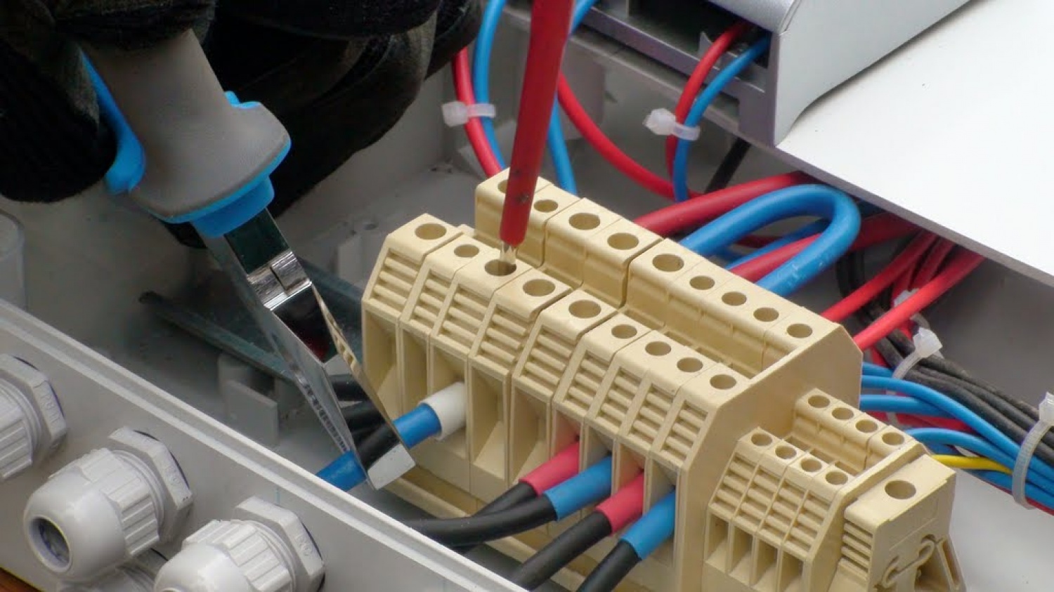 Kkavtska akademija super zamisel. Zakaj? Ne samo zato, da se bodo ukaželjni še bolj poučili o skavstvu in vodenju, pač pa tudi zato, ker se brez akademije ne bi zgodilo to kar smo doživeli v soboto. Dva projekta: tehničnega v obliki dveh sončnih elektrarn in kulturnega v obliki učenja ljudske glasbe in plesa.