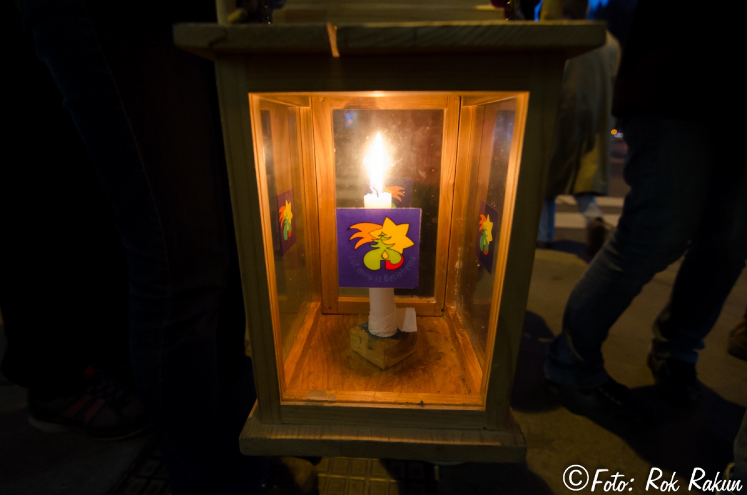 Luč miru iz Betlehema že v rokah slovenske delegacije