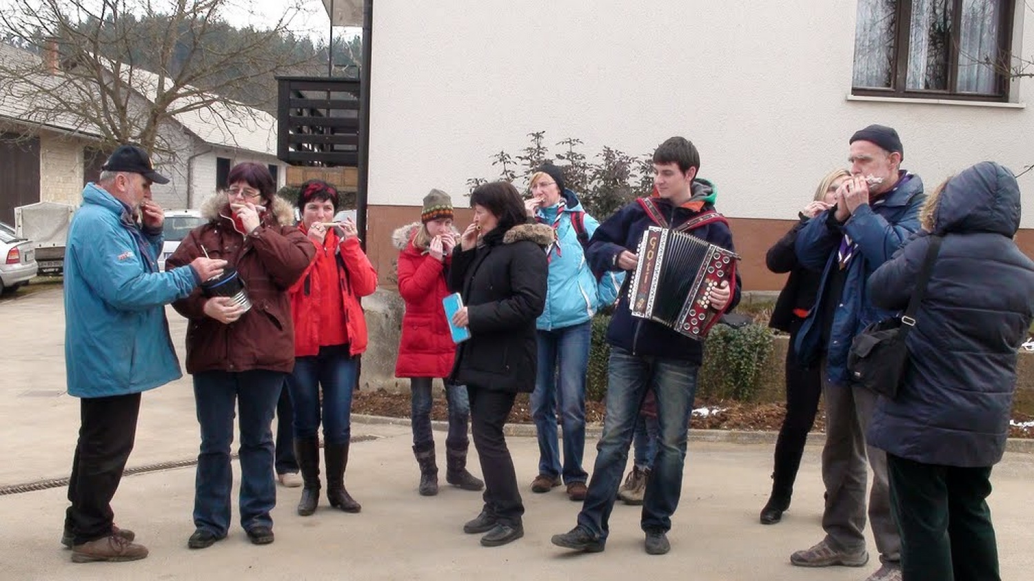 Kkavtska akademija super zamisel. Zakaj? Ne samo zato, da se bodo ukaželjni še bolj poučili o skavstvu in vodenju, pač pa tudi zato, ker se brez akademije ne bi zgodilo to kar smo doživeli v soboto. Dva projekta: tehničnega v obliki dveh sončnih elektrarn in kulturnega v obliki učenja ljudske glasbe in plesa.