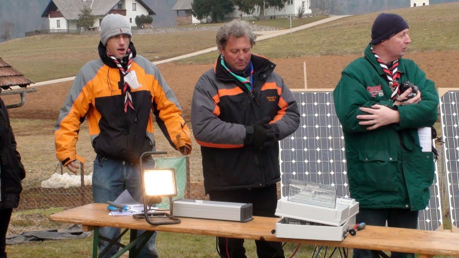 Kkavtska akademija super zamisel. Zakaj? Ne samo zato, da se bodo ukaželjni še bolj poučili o skavstvu in vodenju, pač pa tudi zato, ker se brez akademije ne bi zgodilo to kar smo doživeli v soboto. Dva projekta: tehničnega v obliki dveh sončnih elektrarn in kulturnega v obliki učenja ljudske glasbe in plesa.