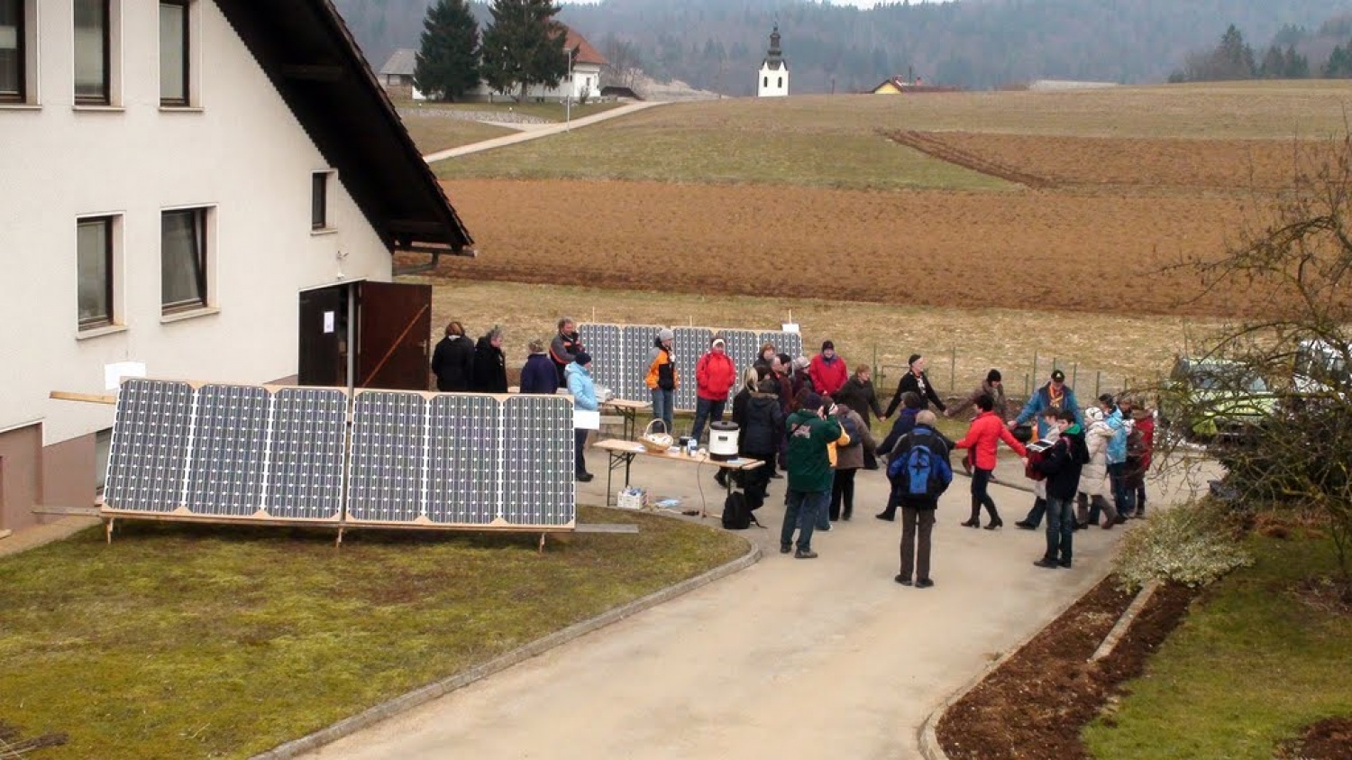 Kkavtska akademija super zamisel. Zakaj? Ne samo zato, da se bodo ukaželjni še bolj poučili o skavstvu in vodenju, pač pa tudi zato, ker se brez akademije ne bi zgodilo to kar smo doživeli v soboto. Dva projekta: tehničnega v obliki dveh sončnih elektrarn in kulturnega v obliki učenja ljudske glasbe in plesa.