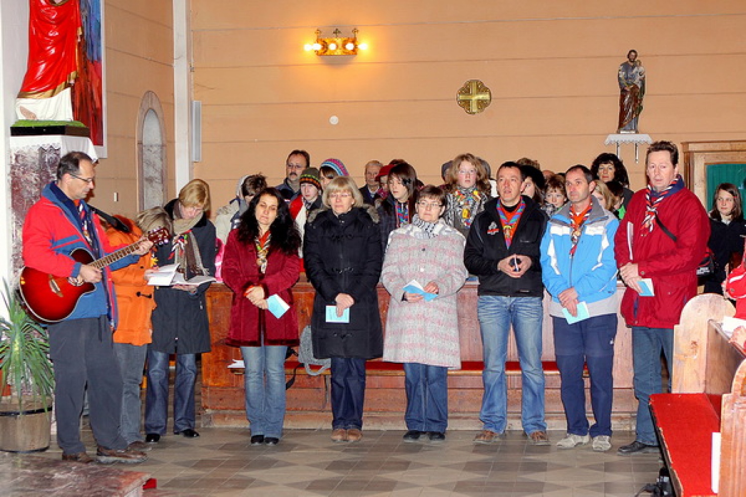 Bogato skavtsko srečanje smo si pripravili odrasli skavti in skavtinje v nedeljo na Loškem. Najprej petje pri maši v Žireh, praznovanje okrogle obletnice na Žirovskem vrhu in plezanje na umetni steni.