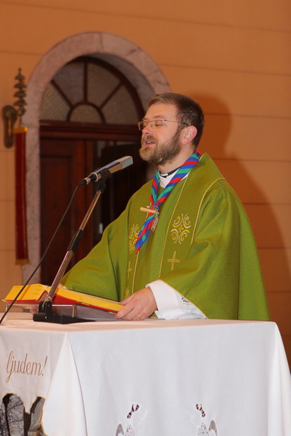 Bogato skavtsko srečanje smo si pripravili odrasli skavti in skavtinje v nedeljo na Loškem. Najprej petje pri maši v Žireh, praznovanje okrogle obletnice na Žirovskem vrhu in plezanje na umetni steni.