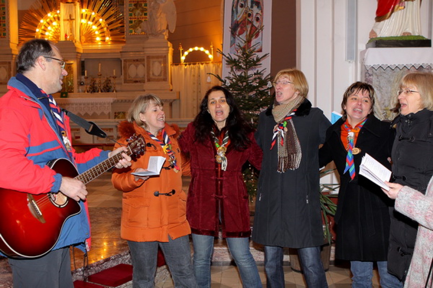 Bogato skavtsko srečanje smo si pripravili odrasli skavti in skavtinje v nedeljo na Loškem. Najprej petje pri maši v Žireh, praznovanje okrogle obletnice na Žirovskem vrhu in plezanje na umetni steni.