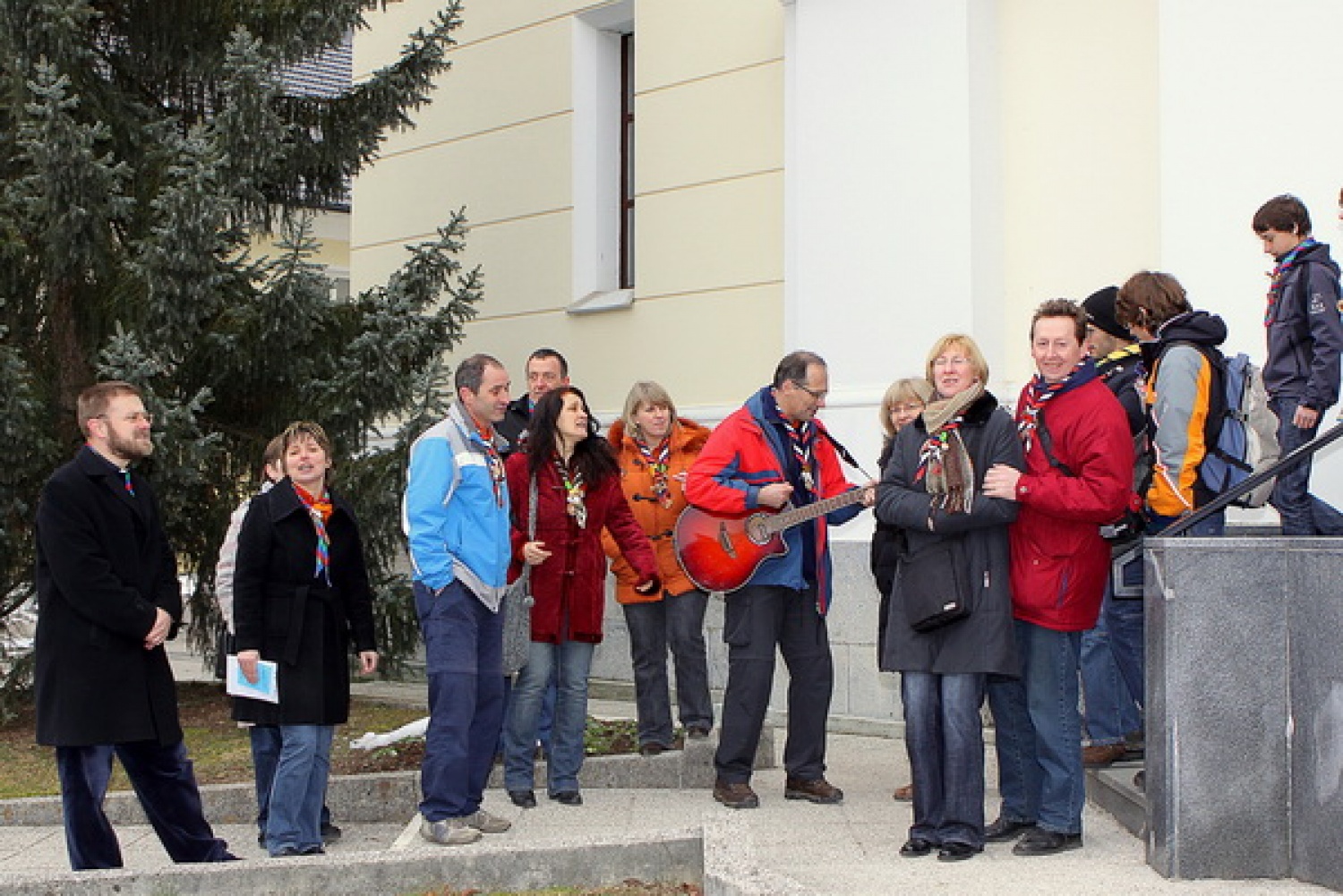 Bogato skavtsko srečanje smo si pripravili odrasli skavti in skavtinje v nedeljo na Loškem. Najprej petje pri maši v Žireh, praznovanje okrogle obletnice na Žirovskem vrhu in plezanje na umetni steni.