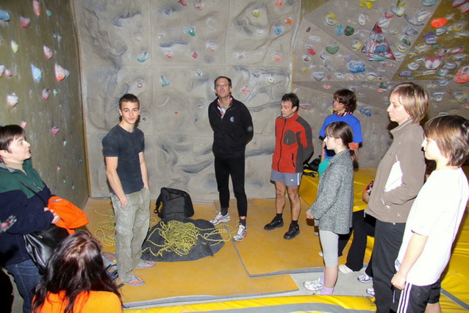 Bogato skavtsko srečanje smo si pripravili odrasli skavti in skavtinje v nedeljo na Loškem. Najprej petje pri maši v Žireh, praznovanje okrogle obletnice na Žirovskem vrhu in plezanje na umetni steni.