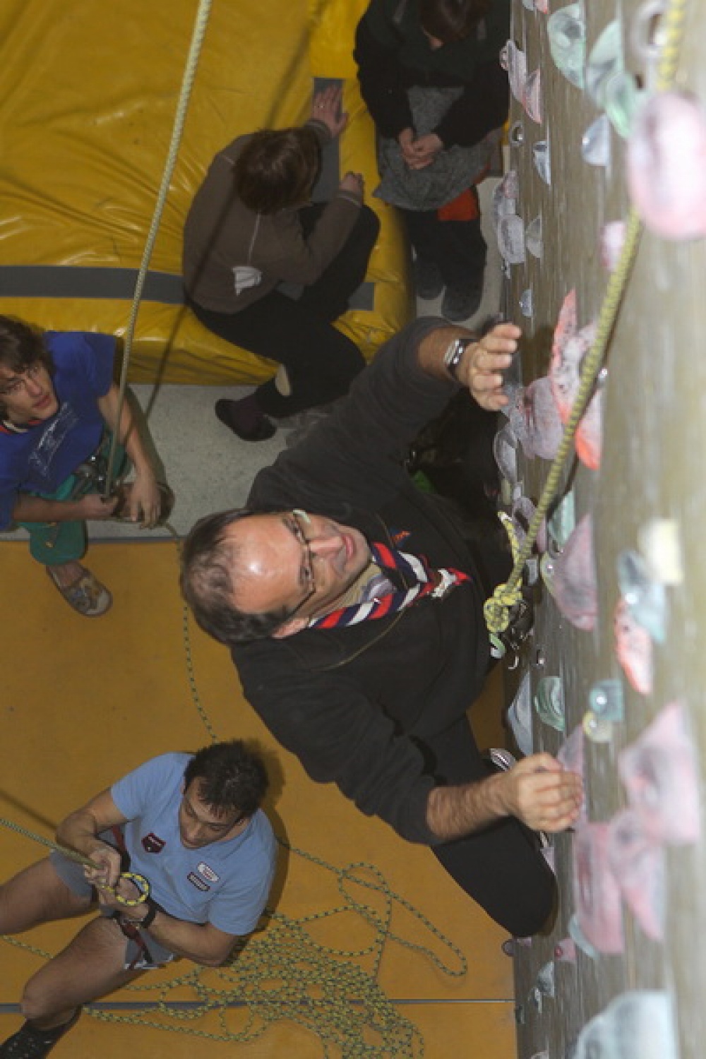 Bogato skavtsko srečanje smo si pripravili odrasli skavti in skavtinje v nedeljo na Loškem. Najprej petje pri maši v Žireh, praznovanje okrogle obletnice na Žirovskem vrhu in plezanje na umetni steni.