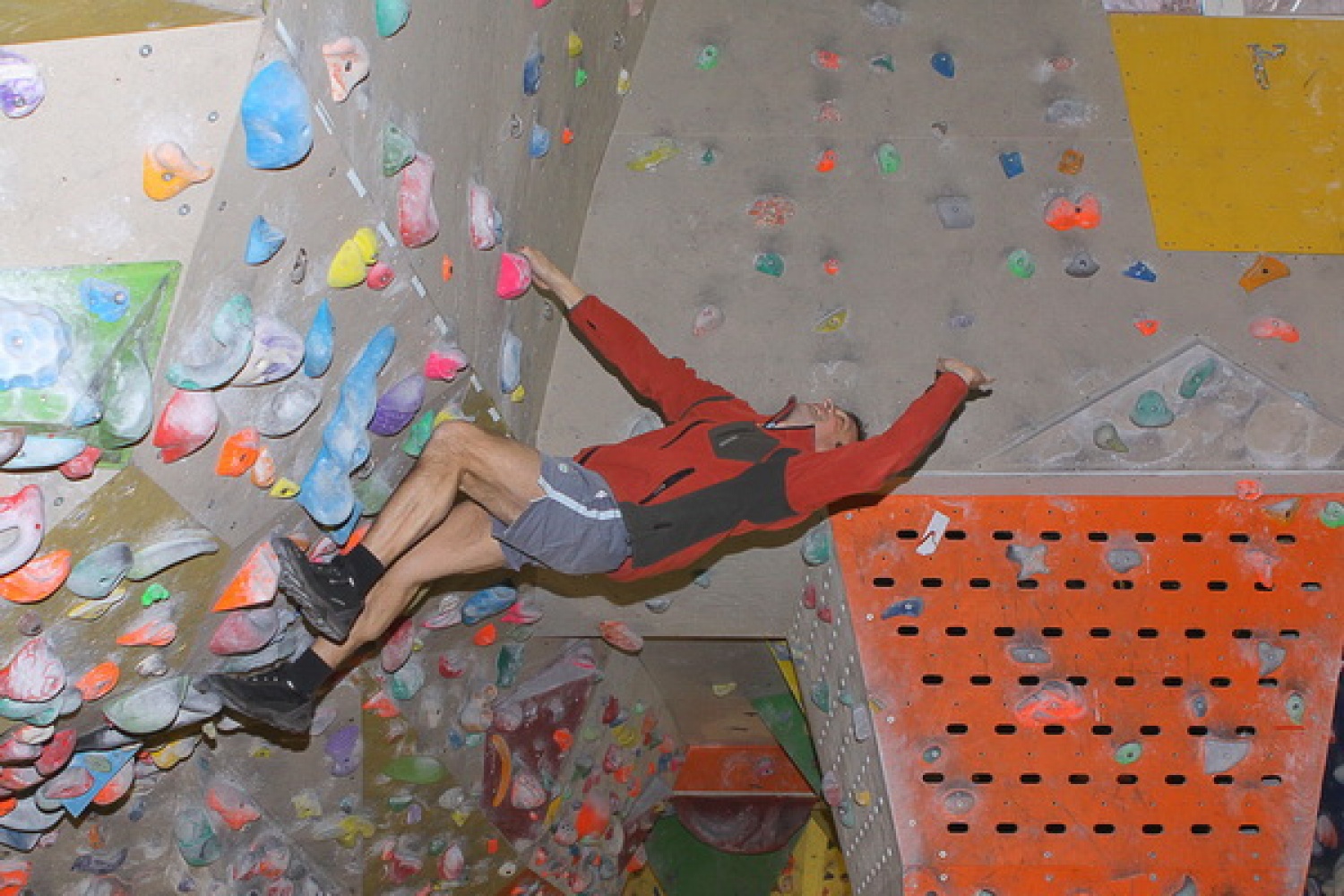 Bogato skavtsko srečanje smo si pripravili odrasli skavti in skavtinje v nedeljo na Loškem. Najprej petje pri maši v Žireh, praznovanje okrogle obletnice na Žirovskem vrhu in plezanje na umetni steni.