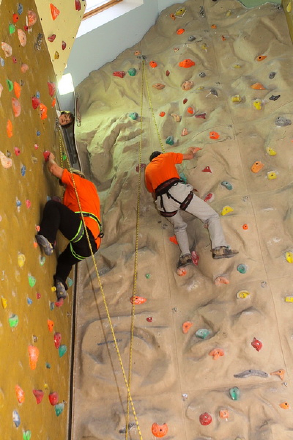 Bogato skavtsko srečanje smo si pripravili odrasli skavti in skavtinje v nedeljo na Loškem. Najprej petje pri maši v Žireh, praznovanje okrogle obletnice na Žirovskem vrhu in plezanje na umetni steni.
