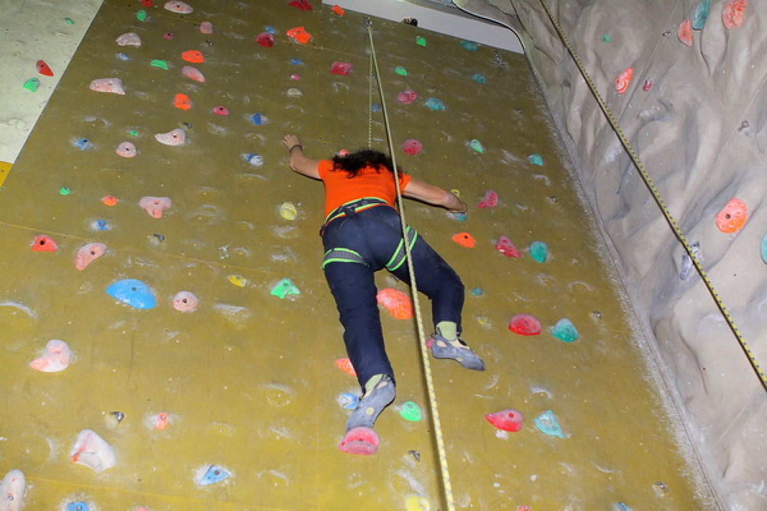 Bogato skavtsko srečanje smo si pripravili odrasli skavti in skavtinje v nedeljo na Loškem. Najprej petje pri maši v Žireh, praznovanje okrogle obletnice na Žirovskem vrhu in plezanje na umetni steni.