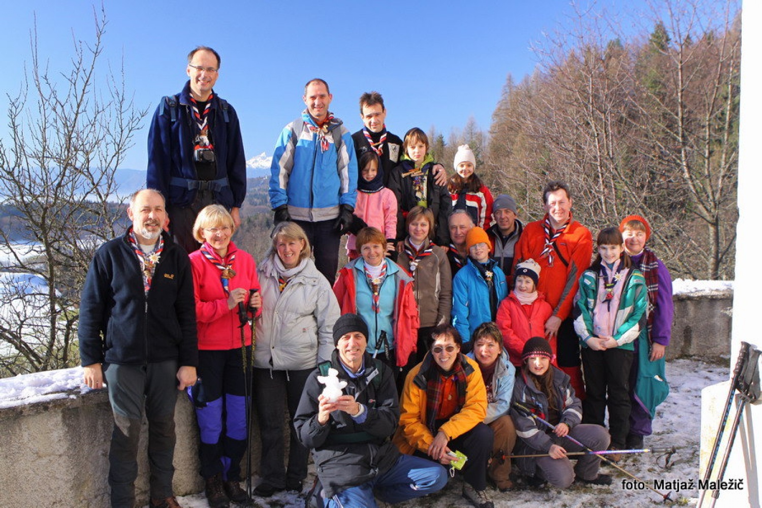 Skupinska pred cerkvijo