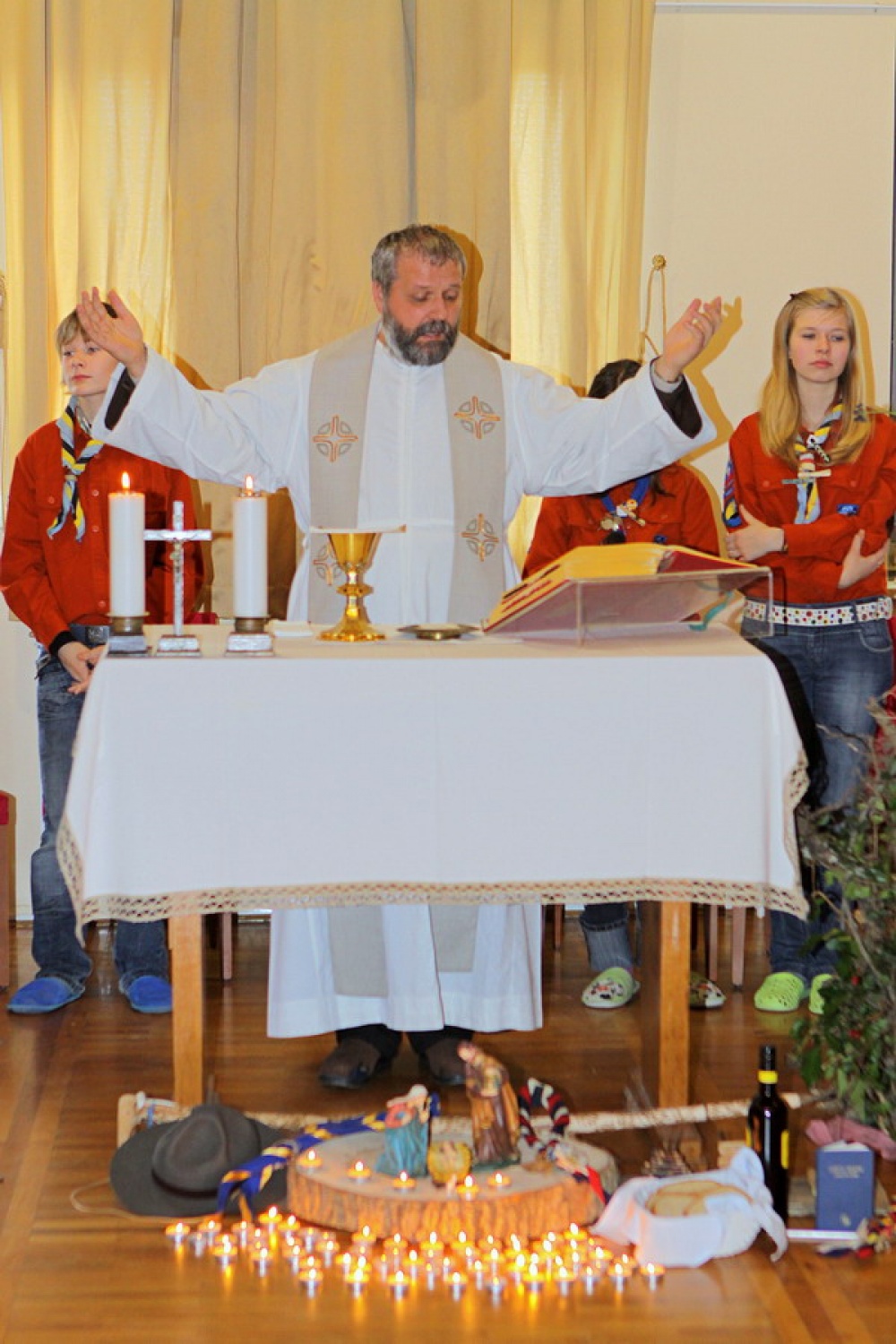 Duhovne vaje za odrasle skavte v Kančevcih od 7.do 9.1.2011 so se tokrat začele s služenjem kot pomoč Domu duhovnosti.To je bila dobra priprava na samo temo duhovnih vaj, ki je zajemala iz temeljev naše vere.